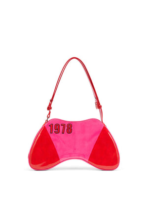Borsa a spalla lucida con dettagli biker